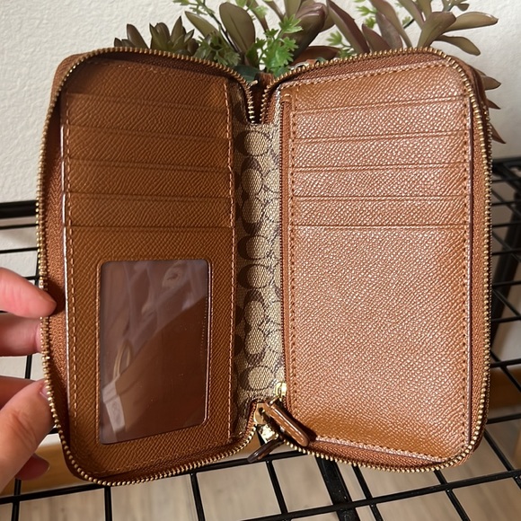 Coach Wallet Wrislet - Picture 3 of 4